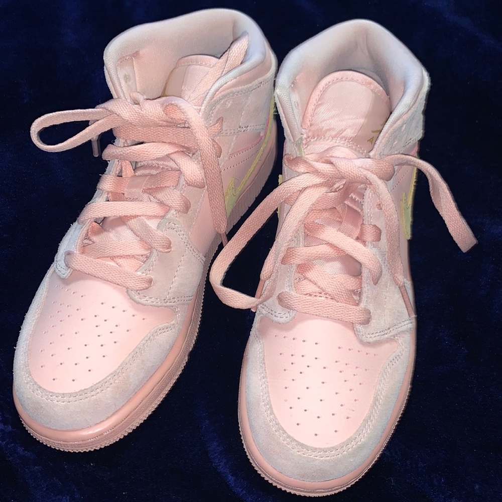 Boys pink Jordan sz 5